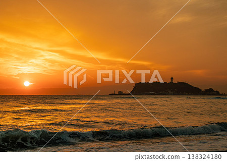 海上和江之島的日落 138324180