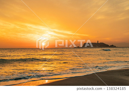 海上和江之島的日落 138324185