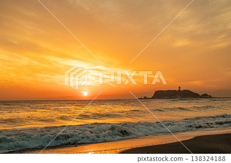 海上和江之島的日落 138324188
