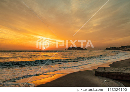 海上和江之島的日落 138324190