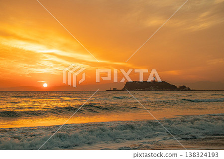 海上和江之島的日落 138324193
