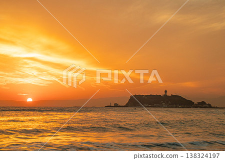 海上和江之島的日落 138324197