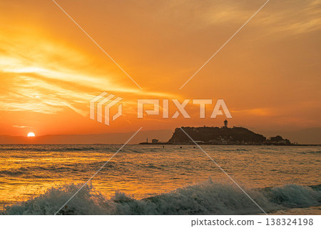 海上和江之島的日落 138324198