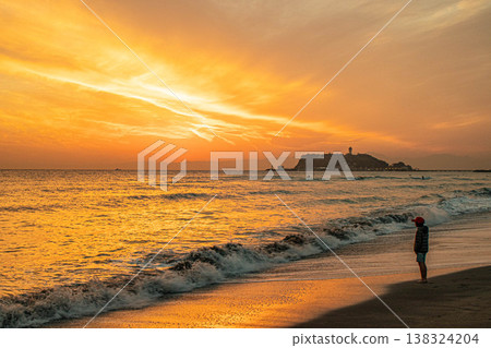 海上和江之島的日落 海上和江之島的日落 138324204