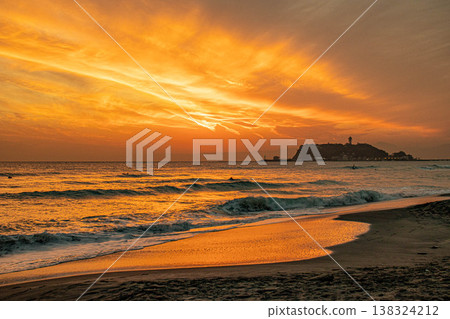 海上和江之島的日落 138324212
