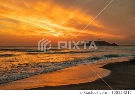 海上和江之島的日落 138324213