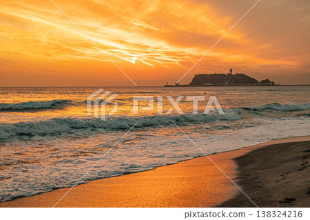 The sunset over the sea and Enoshima Island 138324216