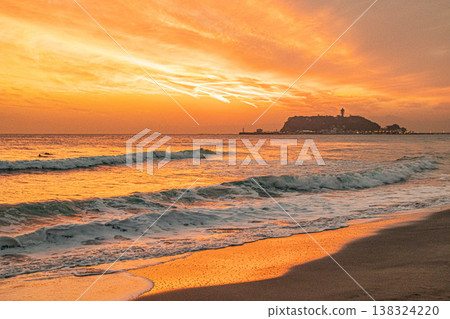 海上和江之島的日落 138324220
