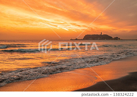 海上和江之島的日落 138324222