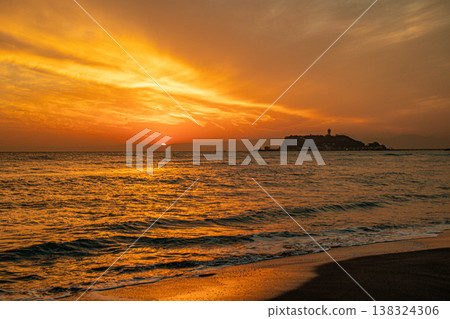 海上和江之島的日落 海上和江之島的日落 138324306