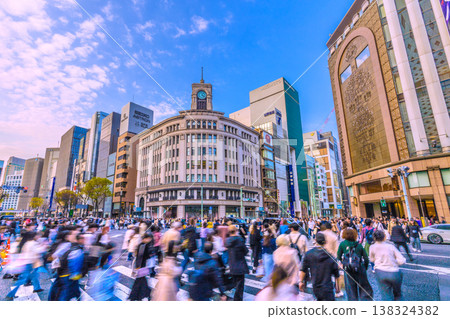 東京城市景觀,3月28日。入境旅遊仍在繼續…銀座擠滿了外國遊客。綠燈亮起表示步行區正在運作。 東京城市景觀,3月28日。入境旅遊仍在繼續…銀座擠滿了外國遊客。綠燈亮起表示步行區正在運作。 138324382