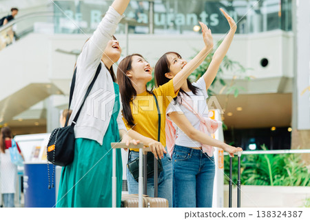 三位女士在機場揮手致意。 “拍攝協助:關西國際機場(KIX)” 三位女士在機場揮手致意。 “拍攝協助:關西國際機場(KIX)” 138324387