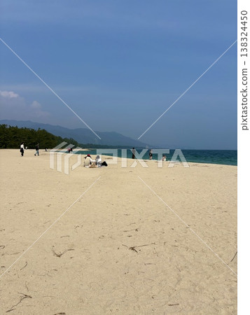 綿延不絕的沙灘與蔚藍的大海 138324450