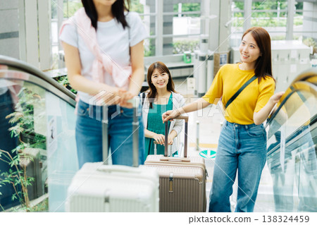 三位女士正在機場搭乘自動扶梯。 (圖片由關西國際機場(KIX)提供) 三位女士正在機場搭乘自動扶梯。 (圖片由關西國際機場(KIX)提供) 138324459