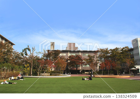 學生們在立命館大學衣笠校區的草坪上放鬆休息。 學生們在立命館大學衣笠校區的草坪上放鬆休息。 138324509