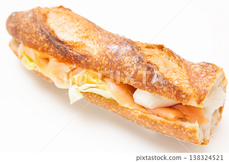 美味的法式煙燻鮭魚三明治 138324521