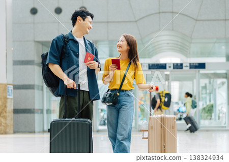 一對夫婦在機場手持護照。 （照片由關西國際機場（KIX）提供） 138324934