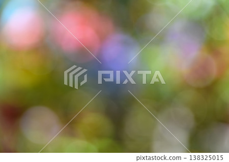 色彩繽紛的抽象背景，帶有重疊的光影散景效果。 138325015