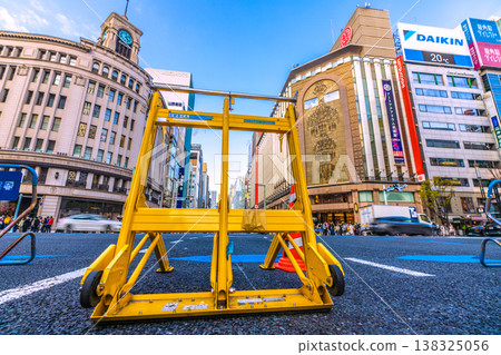 東京城市景觀，3月28日。銀座步行區設置了車輛攔截裝置，這裡擠滿了外國遊客。 138325056