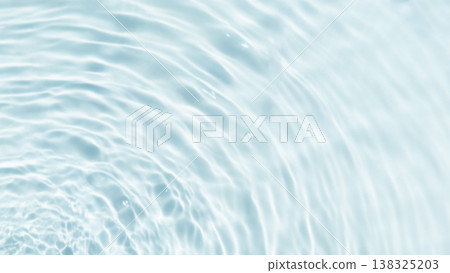 清澈的水面泛著淺藍色的漣漪。 清澈的水面泛著淺藍色的漣漪。 138325203