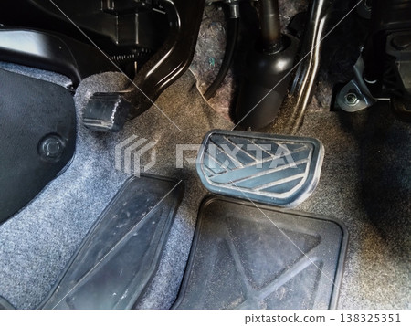 Automatic transmission vehicle's brake pedal and foot-operated parking brake Automatic transmission vehicle's brake pedal and foot-operated parking brake 138325351