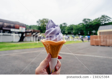薰衣草口味的軟冰淇淋和夏日甜點 薰衣草口味的軟冰淇淋和夏日甜點 138325364