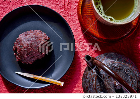 Ohagi (botamochi) on a plate 138325971