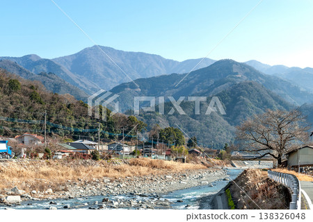 山梨縣身延町,羽岐川和冬季山脈,鄉村景觀 山梨縣身延町,羽岐川和冬季山脈,鄉村景觀 138326048
