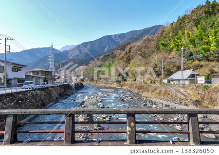 Winter scenery of the Hakii River, Minobu Town, Yamanashi Prefecture, view from the bridge 138326050