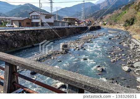 Winter scenery of the Hakii River, Minobu Town, Yamanashi Prefecture, a village along the river. 138326051