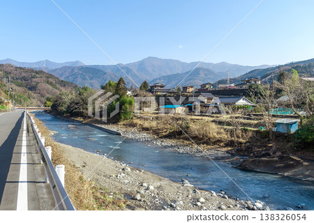 山梨縣身延町羽木川沿岸冬季鄉村景色 山梨縣身延町羽木川沿岸冬季鄉村景色 138326054