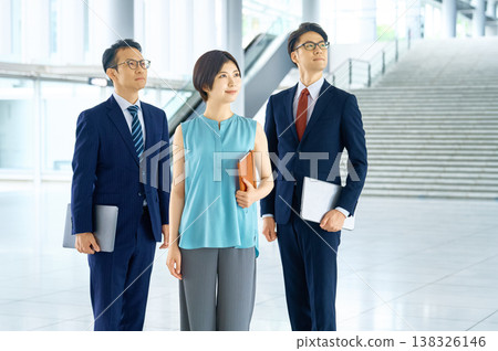 日本商務團隊站在辦公大樓裡，展望未來。 138326146