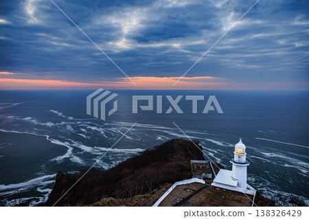 在地球岬黎明之前，一片夢幻般的天空籠罩著燈塔和波濤洶湧的大海。 138326429