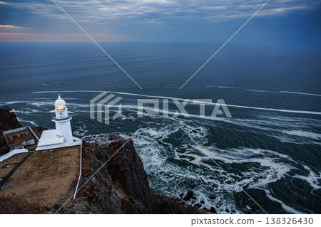 Cape Chikyu before dawn: The light of the lighthouse and the waves create a beautiful seascape of Hokkaido. Cape Chikyu before dawn: The light of the lighthouse and the waves create a beautiful seascape of Hokkaido. 138326430