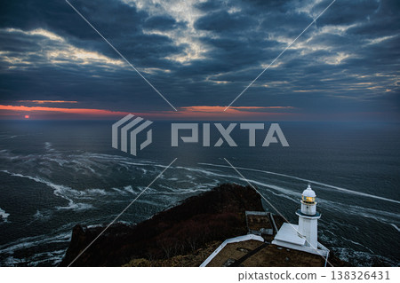 北海道室蘭市地球岬：黎明前的天空和燈塔景色令人嘆為觀止。 138326431