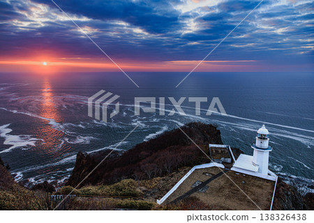 北海道地球岬的日出：由光線和燈塔交織而成的風景。 138326438