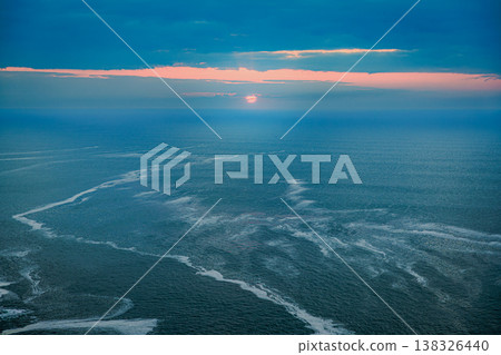 地球岬日出：陽光灑滿大海，廣闊的天空呈現漸層的色彩。 138326440