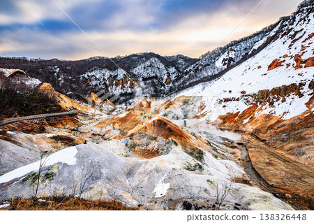 北海道登別市地獄谷：冰雪與火山煙霧交織的動態自然景觀。 138326448