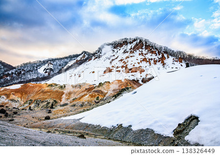 最主要的地理景觀:登別溫泉地獄谷的積雪和火山爆發物 最主要的地理景觀:登別溫泉地獄谷的積雪和火山爆發物 138326449