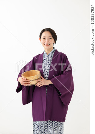 一位身穿浴衣、手提水桶的女子 一位身穿浴衣、手提水桶的女子 138327924