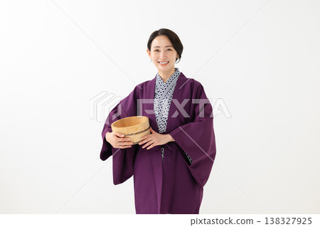 一位身穿浴衣、手提水桶的女子 138327925