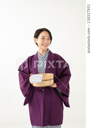 一位身穿浴衣、手提水桶的女子 138327931