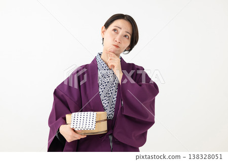 一位身穿浴衣的女子正在思考 一位身穿浴衣的女子正在思考 138328051