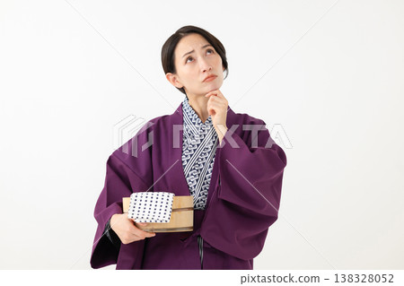 一位身穿浴衣的女子正在思考 一位身穿浴衣的女子正在思考 138328052