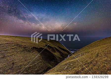 海岬繁星點點,靜謐的夜晚景色令人嘆為觀止。 海岬繁星點點,靜謐的夜晚景色令人嘆為觀止。 138328299