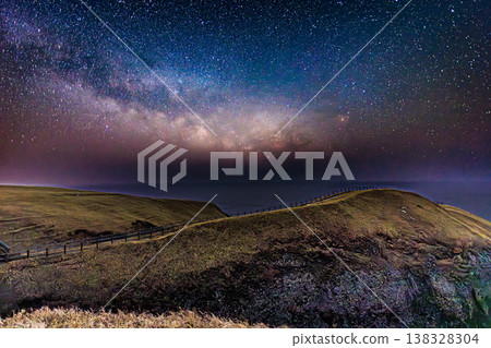 The night at Tear Cape where the sea and the Milky Way meet The night at Tear Cape where the sea and the Milky Way meet 138328304
