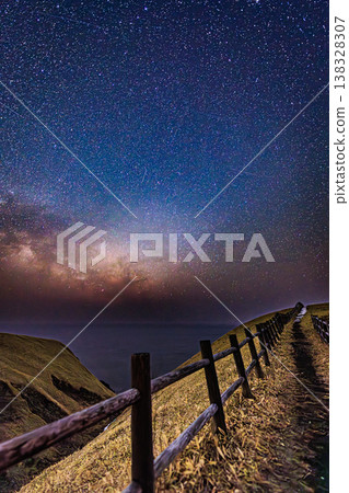 夜晚的淚海角:銀河與大海在你眼前展開,這是一個神奇的時刻。 夜晚的淚海角:銀河與大海在你眼前展開,這是一個神奇的時刻。 138328307