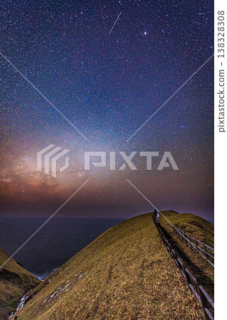 北海道的星空：銀河和海岬景色。 138328308