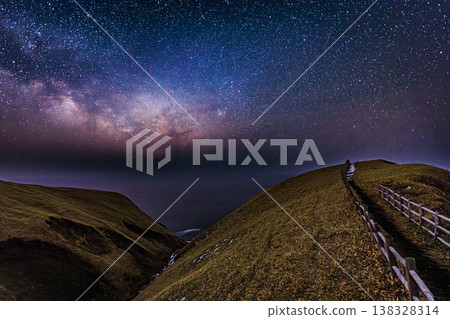 The night view from Namidamisaki Cape: A breathtaking spectacle where the Milky Way and the sea intertwine. 138328314