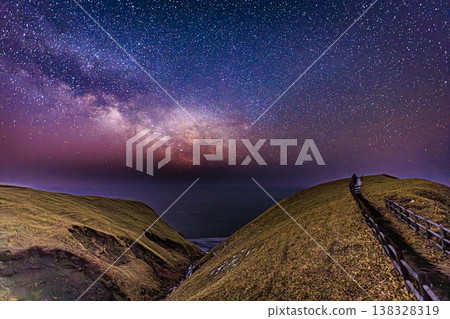 淚海岬的夜空:銀河展開的繁星點點的壯麗景象。 淚海岬的夜空:銀河展開的繁星點點的壯麗景象。 138328319